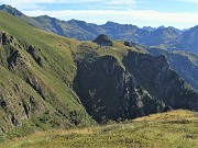 23 Dal Collino vediamo il MIncucco in alto a sx la cima (2001 m) a dx in basso il torrione (1832 m) 